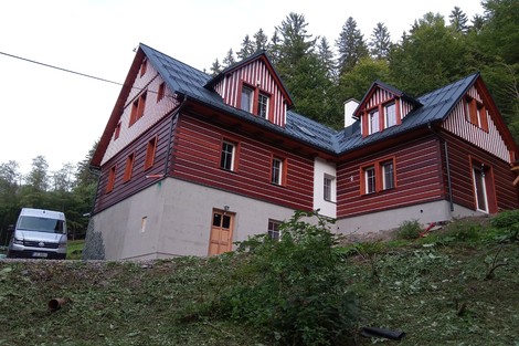 Wiederaufbau einer Hütte in den Bergen | Wiederaufbau einer Hütte in den Bergen
