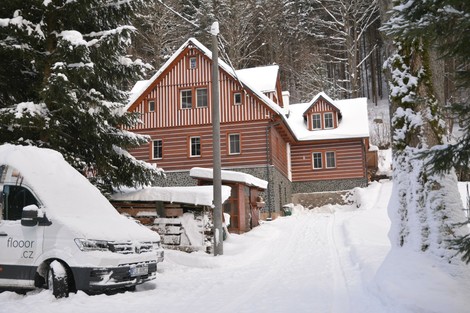Wiederaufbau einer Hütte in den Bergen | Wiederaufbau einer Hütte in den Bergen